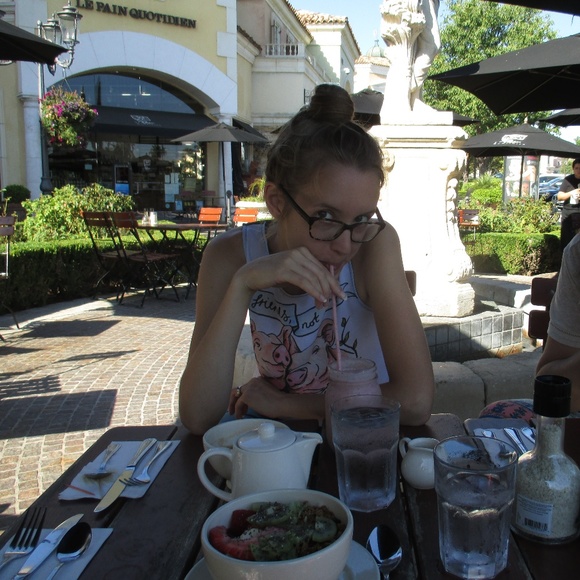 Meet your Posher, Sophie - Picture 3 of 3